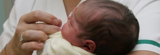 VENDONO LA TERZA FIGLIA APPENA NATA PER COMPRARE IPHONE E VESTITI FIRMATI - 26/01/2014