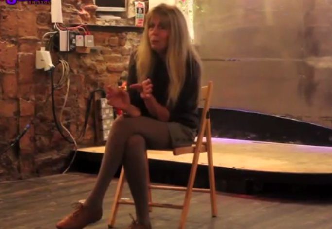 LA DONNA CHE BEVE URINA PER MANTENERSI GIOVANE: E' DELIZIOSA - 09/02/2014