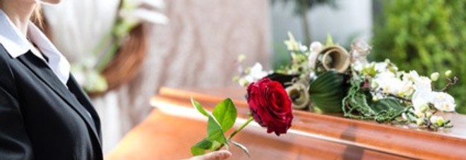 DONNA DA SEI GIORNI NELLA BARA. I FIGLI: ''È VIVA, NON C'È RIGOR MORTIS'' - 12/02/2014
