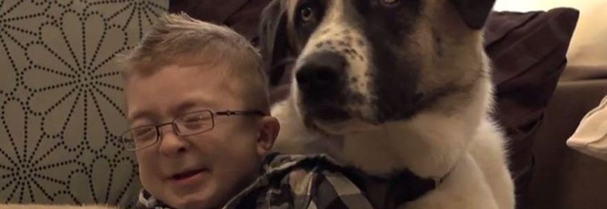 ADOTTANO UN CANE CON TRE ZAMPE E IL BIMBO DISABILE SUPERA LA PAURA DEL MONDO ESTERNO - VIDEO - 16/02/2014