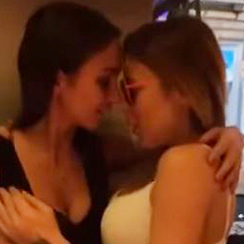 TUTTO DAVANTI LE TELECAMERE: PRIMA IL CALDO INCONTRO, POI IL BACIO CHE NON LASCIA SPAZIO AD IMMAGINAZIONE - 20/04/2016