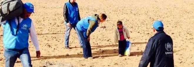 4 ANNI, PERDE LA MAMMA E ATTRAVERSA IL DESERTO DA SOLO. LA FOTO COMMUOVE IL MONDO - 19/02/2014