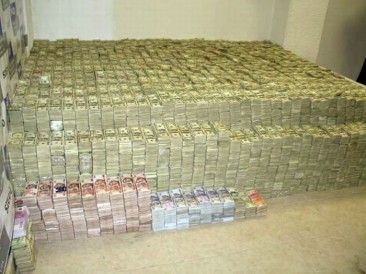LE FOTO SCATTATE ALL'INTERNO DELLA CASA DEL BOSS RE INDISCUSSO DELLA DROGA - 21/02/2014