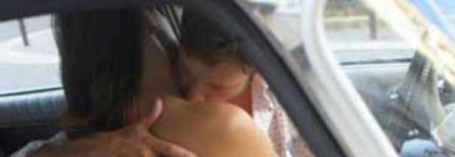ROMA, AMANTI FOCOSI FANNO SESSO IN STRADA VICINO AD UNA SCUOLA, DAVANTI AI BAMBINI - 21/02/2014