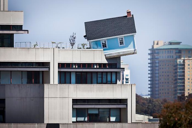 LA CASA IN PERFETTO EQUILIBRIO, CON SENSO DI VERTIGINE E DI INSTABILITA' - 26/02/2014