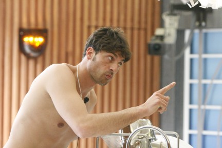 RICORDATE PAOLO MARI CHE FU ESPULSO DAL GF9 PER ESSERSI MOSTRATO NUDO ALLE TELECAMERE - ECCO COM'E' ORA - 22/02/2014