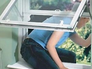 PER EVITARE L'INTERROGAZIONE, 13 SCAPPA DALLA FINESTRA E CADE DAL SECONDO PIANO - 25/02/2014