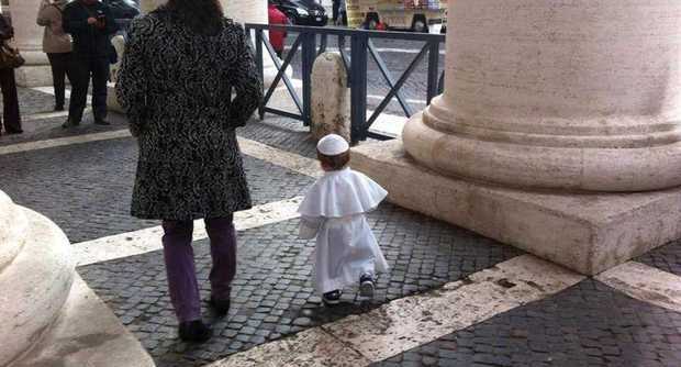 LA FOTO DEL BAMBINO VESTITO DA PAPA CHE FA IMPAZZIRE IL WEB - FOTO ALL'INTERNO - 24/02/2014