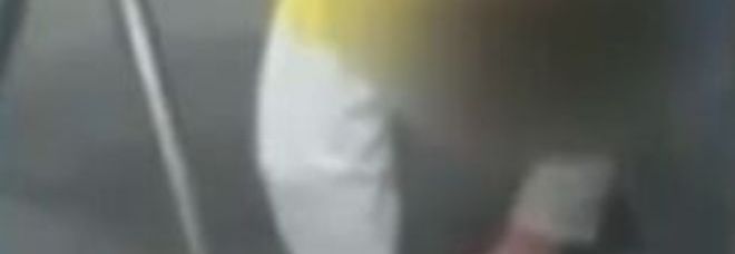 BIMBO AUTISTICO VITTIMA DEI BULLI, L'INSEGNANTE LO FILMA CON IL TELEFONO. IL VIDEO CHOC SUL WEB - 01/03/2014