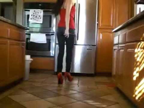 RAGAZZA IN TACCHI A SPILLO CHE FA INVIDIA SUL WEB - VIDEO - 12/03/2014