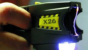 COLPISCE IL FIDANZATO CON IL TASER PERCHE' LUI NON RISPONDEVA AL TELEFONO - 15/03/2014