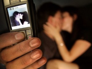 PROFESSORESSA MOSTRA PER ERRORE UN SUO VIDEO SEXY ALLA CLASSE DI 12ENNI - 10/03/2014
