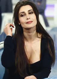 RICORDATE LA FAMOSA ATTRICE CLAUDIA KOLL? ORA E' PROFONDAMENTE ''CAMBIATA'' - FOTO - 11/03/2014