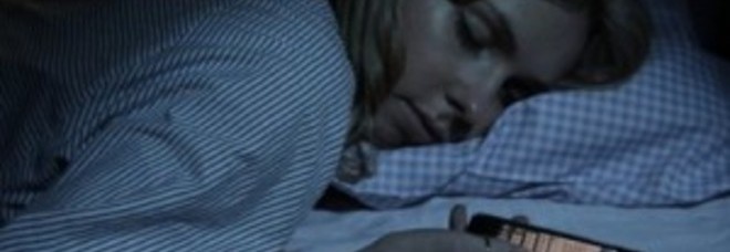 DORMIRE CON IL CELLULARE IN CAMERA: ECCO PERCHÉ FA MALE AL SONNO - 26/03/2014