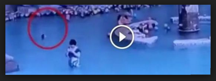 LA MAMMA GUARDA IL TELEFONINO, IL FIGLIOLETTO DI 4 ANNI ANNEGA IN PISCINA - VIDEO SHOCK - 06/01/2017