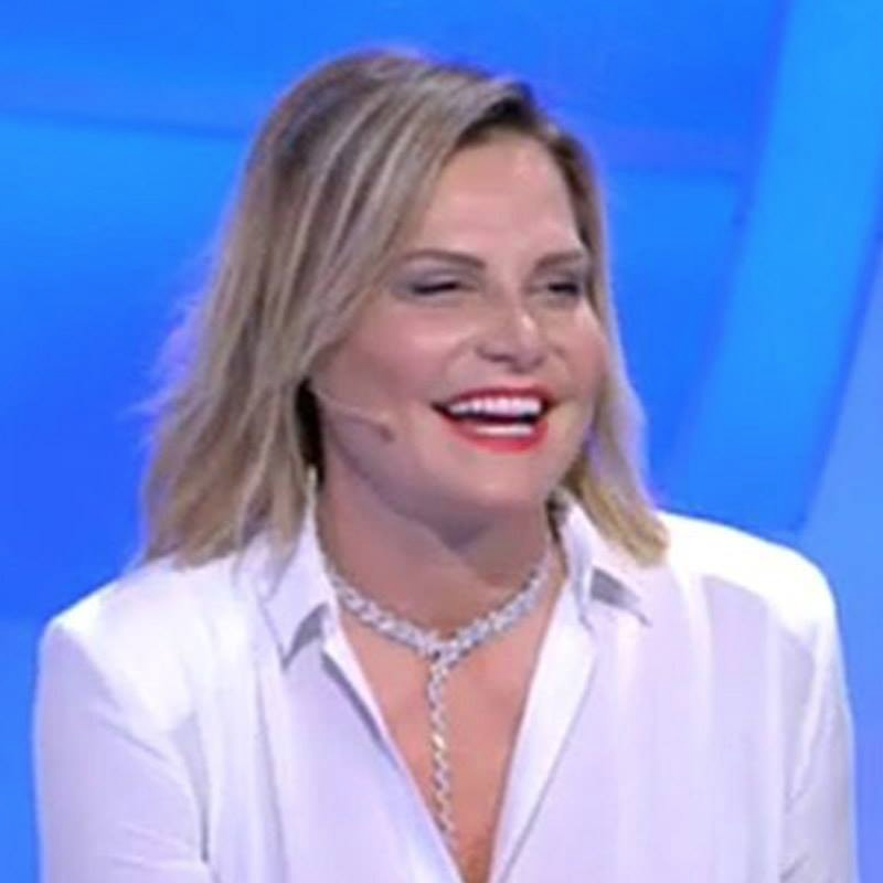 LO AVETE NOTATO ANCHE VOI? SIMONA VENTURA ENTRA IN STUDIO MA IL DETTAGLIO SCATENA COMMENTI IMPIETOSI IN RETE - 25/02/2017