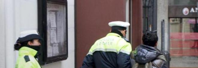 ''UN EURO PER MANGIARE''. L'ACCATTONE ROMENO HA SMARTPHONE E CARTA DI CREDITO DELLA MAMMA - 23/03/2014