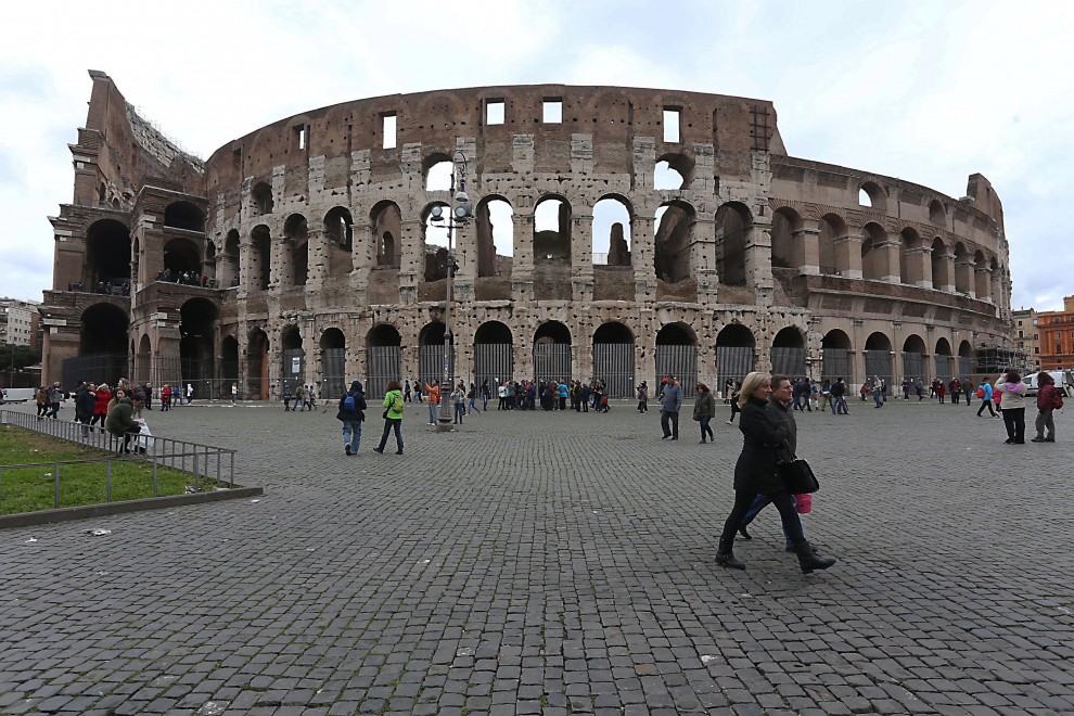COLOSSEO, PRIMA E DOPO DELLA VISITA DI OBAMA: CON E SENZA BANCARELLE - GUARDA LE FOTO - 26/03/2014