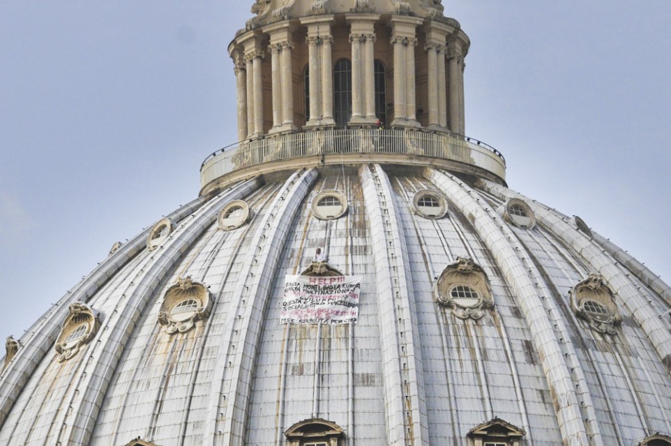 IMPRENDITORE SALE SULLA CUPOLA DI SAN PIETRO E SROTOLA UNO STRISCIONE. ECCO COSA C'ERA SCRITTO - FOTO - 30/03/2014