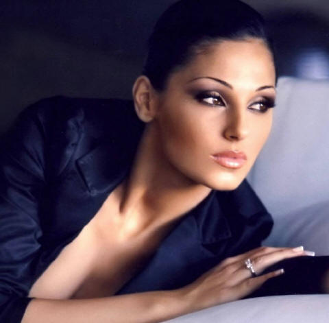 ANNA TATANGELO SEXY COME NON MAI: GLI SCATTI DI LEI NUDA SOTTO LE LENZUOLA - 30/03/2014