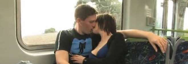 FANNO L'AMORE SUL TRENO DAVANTI A TUTTI E CARICANO IL VIDEO ONLINE. AMANTI A RISCHIO ARRESTO - FOTO ALL'INTERNO - 01/04/2014