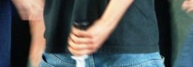 FOLLIA IN STRADA: 30ENNE SI AMPUTA IL PENE CON UN COLTELLO E LO LANCIA OLTRE IL MURO - 05/04/2014