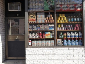 VI SEMBRA UN NORMALE NEGOZIO DI ALIMENTARI? MA I REALTA' NASCONDE TUTT'ALTRO - 12/04/2014