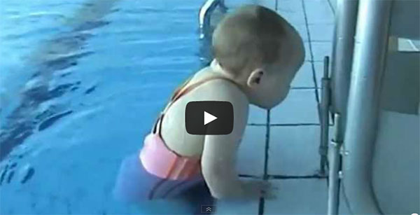 BAMBINI CHE IMPARANO A NUOTARE - VIDEO BELLISSIMO - 12/04/2014