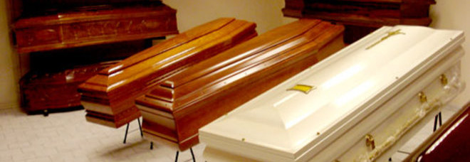 SI INNAMORA DI UNA DONNA: USA LA SUA FOTO COME LOGO PER LE BARE DELLA SUA AGENZIA FUNEBRE - 12/05/2014