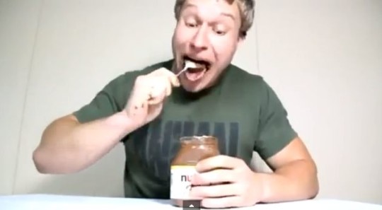 MANGIA UN BARATTOLO DI NUTELLA IN 3 MINUTI E DIVENTA UN FENOMENO SUL WEB - VIDEO - 22/05/2014