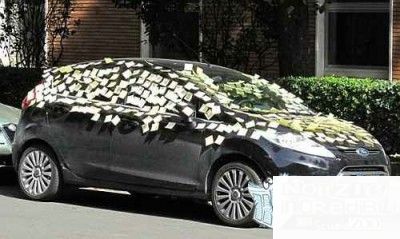 LEI LO DELUDE, LUI TAPPEZZA L'AUTO DI FOTO CON LORO DUE A LETTO - FOTO - 26/04/2014