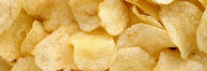 VERMI NELLE PATATINE DEL SUPERMERCATO. IL BIMBO VOMITA, LA MAMMA SPORGE DENUNCIA - 26/04/2014