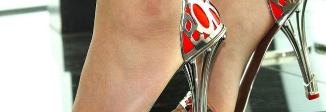 COSTOSE E INDISTRUTTIBILI, DALL'INGHILTERRA ARRIVANO LE SCARPE GARANTITE MILLE ANNI - 07/06/2014