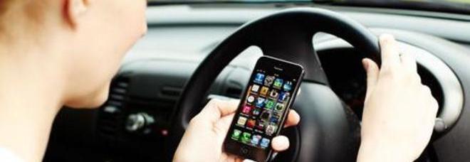 STOP AGLI SMS IN AUTO: APPLE PRESENTA L'APP CHE BLOCCA I MESSAGGI PER CHI GUIDA. LA MACCHINA SARÀ UN CENTRALINO - 09/06/2014