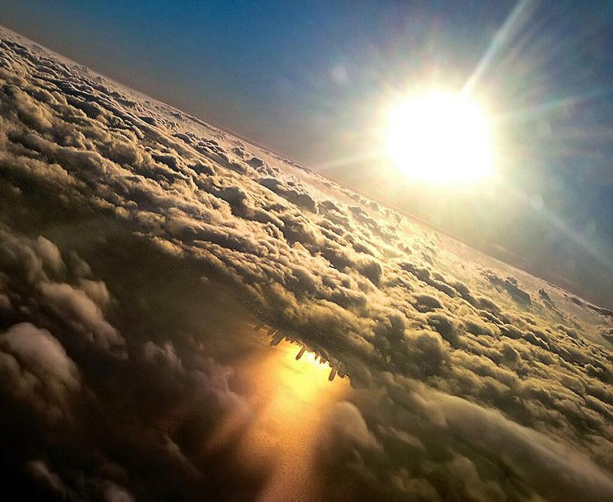 QUESTA FOTO SPIEGA PERCHE' E' SEMPRE MEGLIO SCEGLIERE UN POSTO VICINO AL FINESTRINO - 08/06/2014