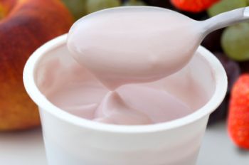 TROVA UN DENTE NELLO YOGURT. CHIEDE 2 MILIONI DI EURO DI RISARCIMENTO - 10/06/2014