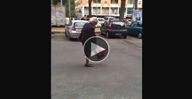 ROMA: L'ANZIANA SIGNORA CHE PALLEGGIA IN STRADA: IL VIDEO E' DIVENTATO VIRALE - 06/05/2014