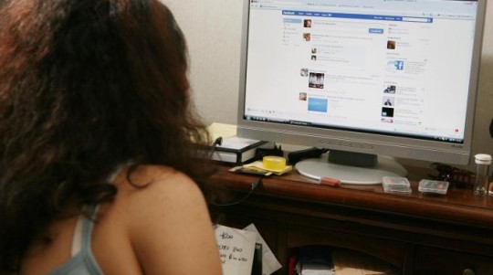 SCOPRE CHE SUO MARITO HA UNA SECONDA MOGLIE GRAZIE A FACEBOOK - 17/06/2014