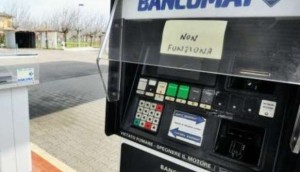 IL TRUFFATORE PIU' ESPERTO D'ITALIA: ''HA RUBATO 1000 EURO DI BENZINA CON UNA BANCONOTA'' - ECCO COME - 19/06/2014