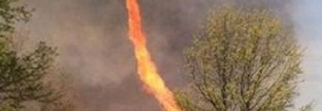 ECCO UN FIRENADE: UN RARO TORNADO DI FUOCO SALE IN CIELO PER ALCUNI MINUTI DI TERRORE - 22/06/2014