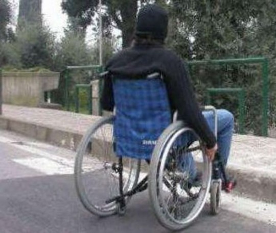 UN MIRACOLO AL CONTRARIO: FALSO INVALIDO VA A LOURDES E TORNA IN SEDIA A ROTELLE - 11/05/2014