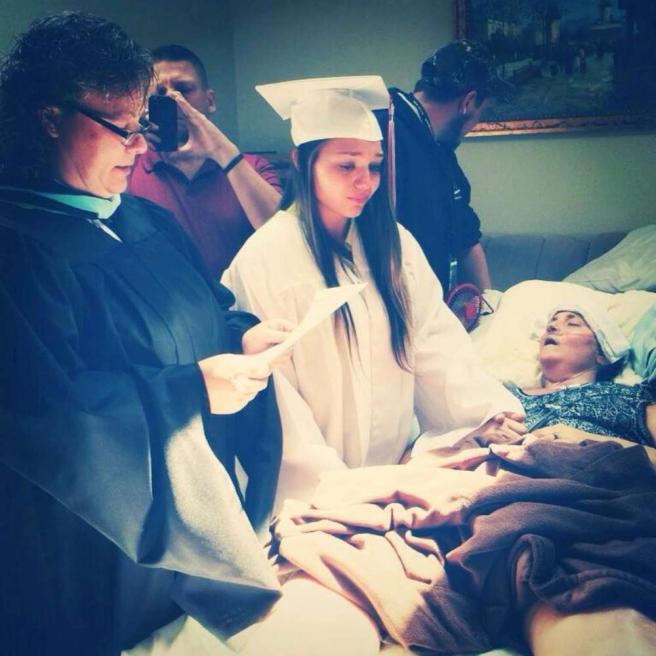 LA MAMMA STA MORENDO DI CANCRO: STUDENTESSA SI DIPLOMA AL SUO CAPEZZALE - FOTO - 01/07/2014