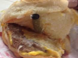 ECCO COS'E' STATO TROVATO ALL'INTERNO DI QUESTO CHEESEBURGER - SCATTA L'ALLARME - 14/05/2014