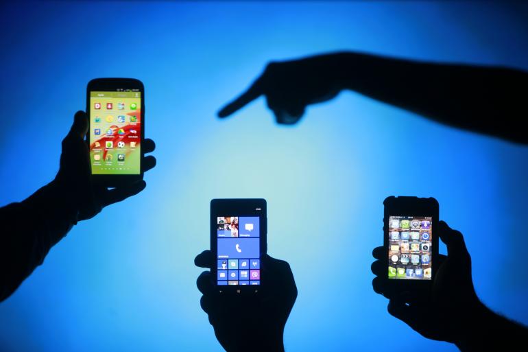 10 SEGNALI PER CAPIRE SE LO SMARTPHONE TI HA RESO UN' IDIOTA - PROVA - 15/05/2014