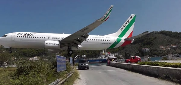 SKIATHOS, DOVE GLI AEREI VI SFIORANO LA TESTA - 06/07/2014
