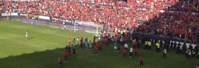 TERRORE IN SPAGNA, CROLLA UN PEZZO DI CURVA DURANTE OSASUNA-BETIS: TIFOSI FERITI -FOTO/VIDEO - 17/05/2014