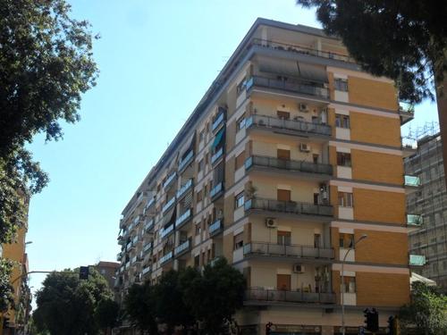 ROMA: RAGAZZO CERCA DI SUICIDARSI DAL BALCONE: RIMANE VIVO MA UCCIDE UN PASSANTE - 19/05/2014