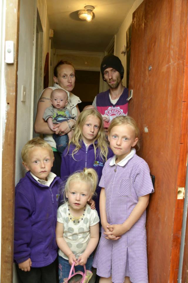 SEMBRA UNA FAMIGLIA NORMALISSIMA, EPPURE STA FACENDO IL GIRO DI TUTTA LA RETE - ECCO COSA NASCONDE - 21/05/2014