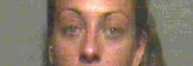 ''MI HA TOLTO IL BICCHIERE PRIMA CHE FINISSI IL VINO'': LA STRIPPER PICCHIA LA CAMERIERA COL TACCO - 14/07/2014