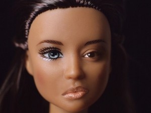LE CHIAMANO DONNE DI PLASTICA, HANNO TRA I 20 E I 30 ANNI E SI RIDUCONO COSI' - FOTO - 25/05/2014